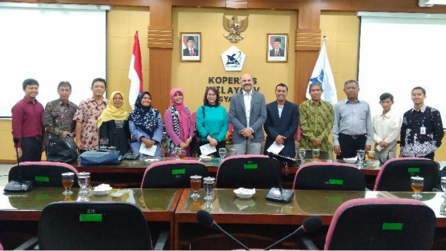 Rocha Correa, no centro, con responsables e representantes de universidades en Indonesia