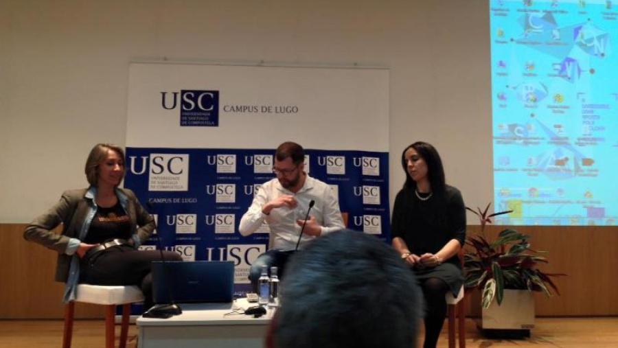 Fran Quiroga, no centro, nunha das conversas do CulturaLab na Casa do Saber de Lugo