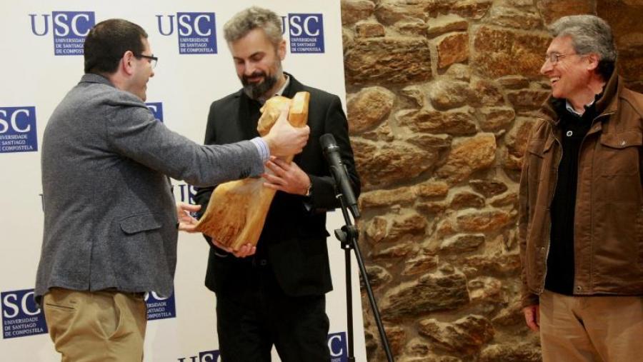 Milen Vitanov recibiu o premio de mans do vicerreitor Xosé Pereira, en presenza de Xosé Luís Martínez Carneiro. Foto: Servimav-USC