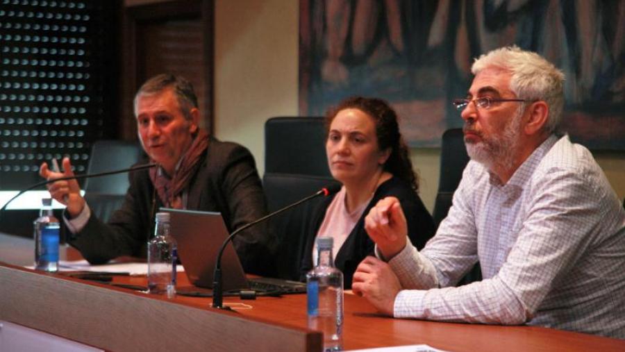 De dereita a esquerda, os profesores da USC Elías Torres, María Loureiro e Lourenzo Fernández