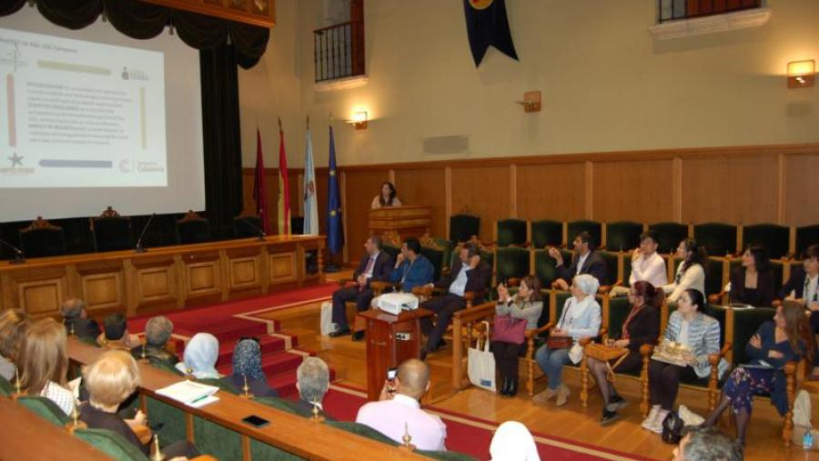 A vicerreitora de Internacionalización da USC, Almudena Hospido, na recepción a profesorado internacional