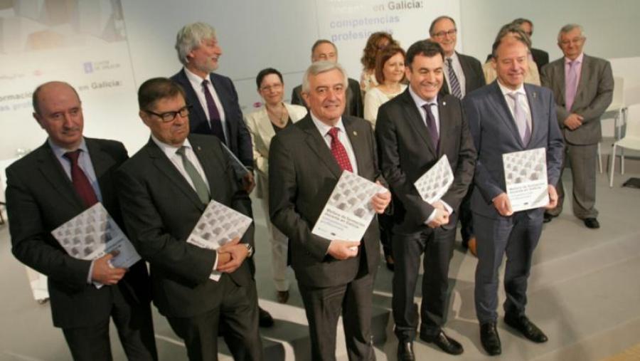 O reitores e o conselleiro co informe. Foto: Xunta de Galicia