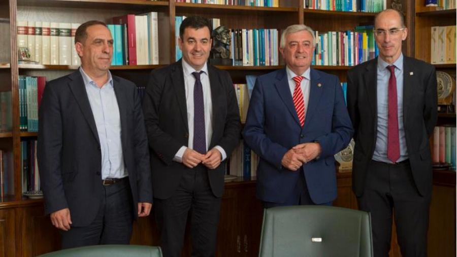 De dereita a esquerda, o conselleiro de Sanidade, Jesús Vázquez; o reitor Juan Viaño; o conselleiro de Cultura, Educación e Ordenación Universitaria, Román Rodríguez; e o de Facenda, Valeriano...