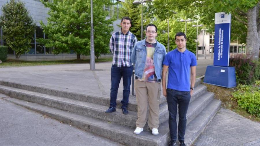 De esquerda a dereita, Iago, Borja e David, na Facultade de Ade de Lugo