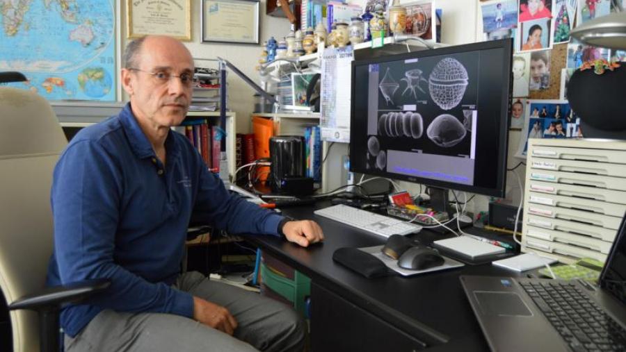 Luis Miguel Botana, no seu despacho na Facultade de Veterinaria de Lugo