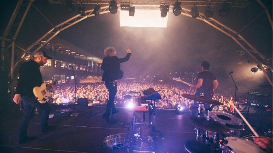 León Benavente, en concerto. Fotografía de danielokalamar