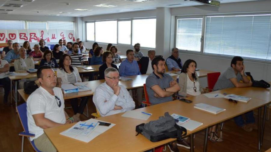 Participantes na xornada 'XuvenCiencia para profesorado', desenvolvida no Campus Terra da USC