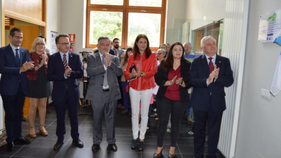 O reitor da USC descubre a placa de 'gratitude' aos veciños de Seoane na Estación Científica do Courel, acompañado de autoridades académicas e polítcias