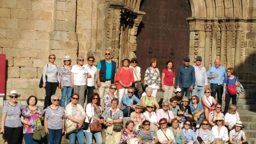 Expedición do IV Ciclo da USC, diante da catedral vella de Plasencia