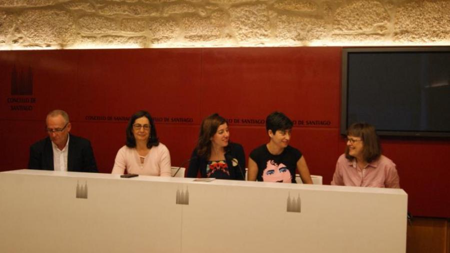 De esquerda a dereita, Juan Blanco, Dolores Álvarez, Marta Lois, María Reimóndez e Erín Moure. Foto: Concello de Santiago