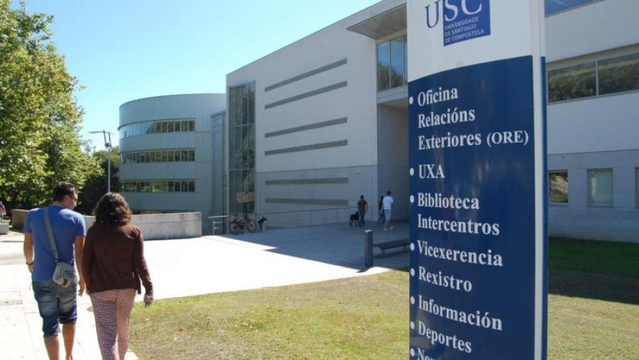 Dúas persoas, nas inmediacións da Biblioteca Intercentos do campus de Lugo da USC