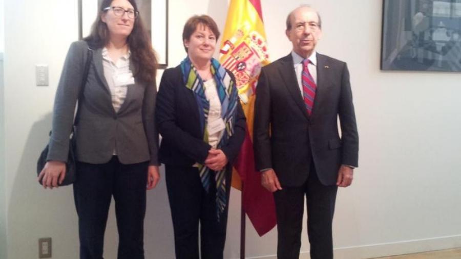 González Rey, entre Buján e De Benito, na Embaixada de España en Tokio