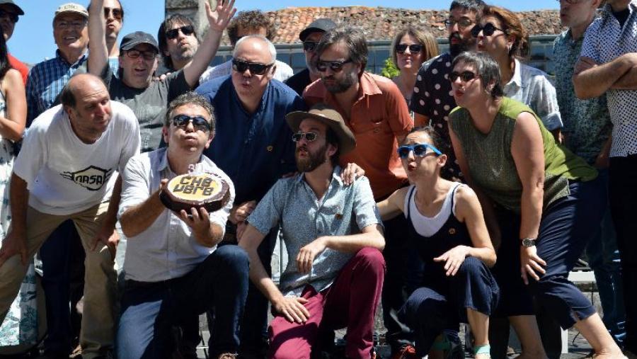 Integrantes do grupo Chévere