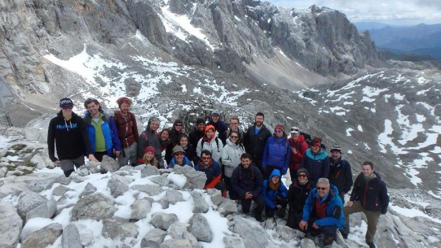 Estudantes e profesores británicos e españois en Cabana Verónica (Picos de Europa)