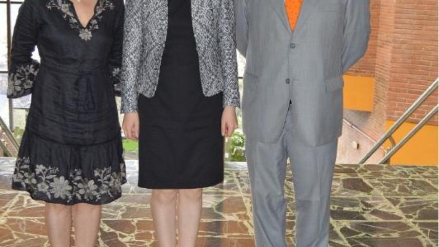 Damira Tattibayeva, entre Graciela Nebot e Carlos Franco, na Facultade de Veterinaria