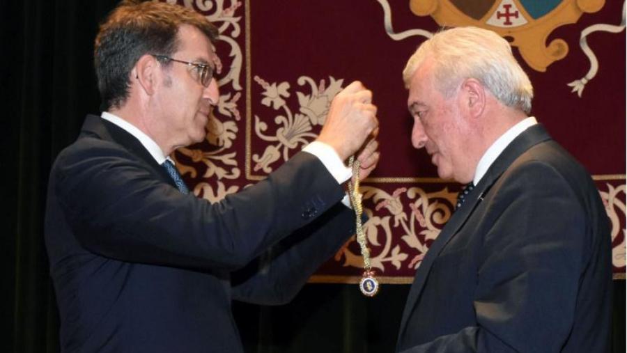 O presidente da Xunta de Galicia investindo académico ao reitor Juan Viaño (Foto: Santi Alvite)
