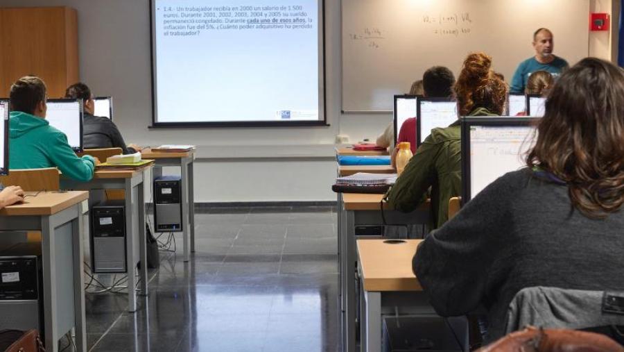 Imaxe de arquivo dunha aula en Relacións Laborais