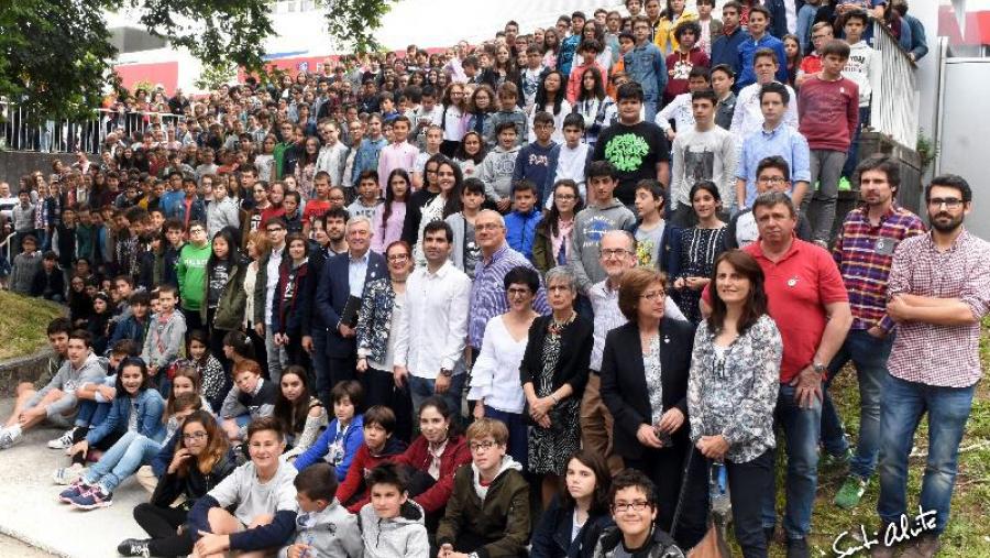 Posando cos omnipoliedros (combinación dos 5 poliedros regulares) construidos pola décima promoción de Estalmat-Galicia nun campamento en setembro de 2016