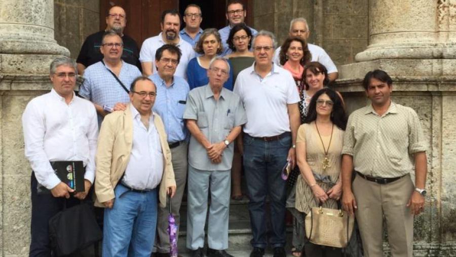 Os membros da delegación española co historiador cubano Eusebio Leal