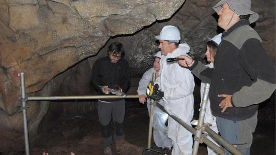 Román Rodríguez, acompañado, entre outros, do director do proxecto de escavación de Cova Eirós, o catedrático da USC Ramón Fábregas