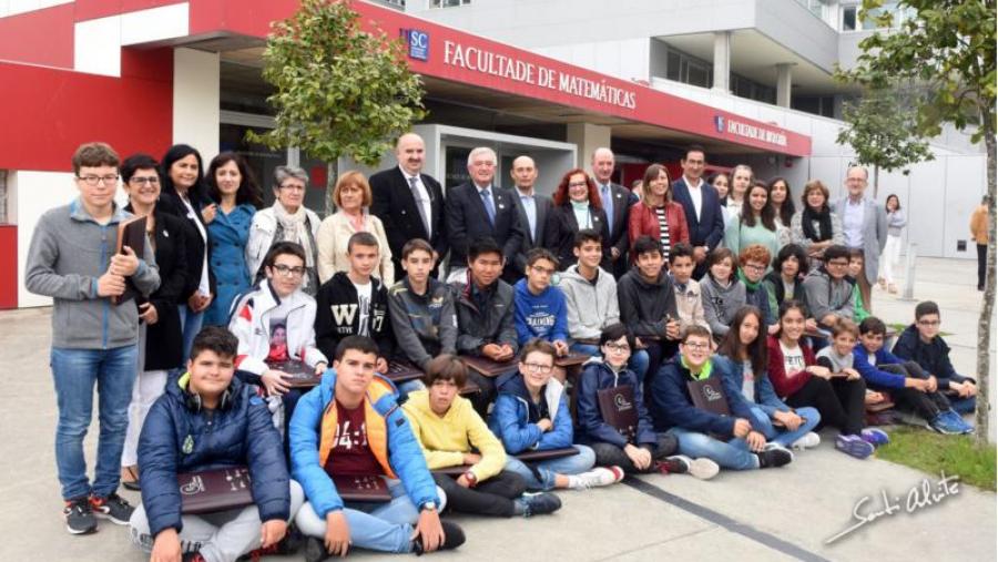 O reitor, Juan Viaño cos participantes en Estalmat