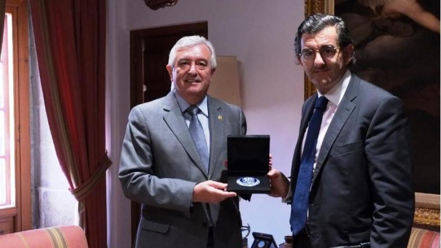 O reitor Juan Viaño co presidente de HM Hospitales, Juan Abarca