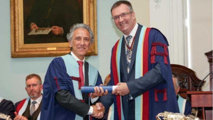 Pedro Diz (esquerda) recibiu as credenciais como membro de honra de mans do profesor William Saunders