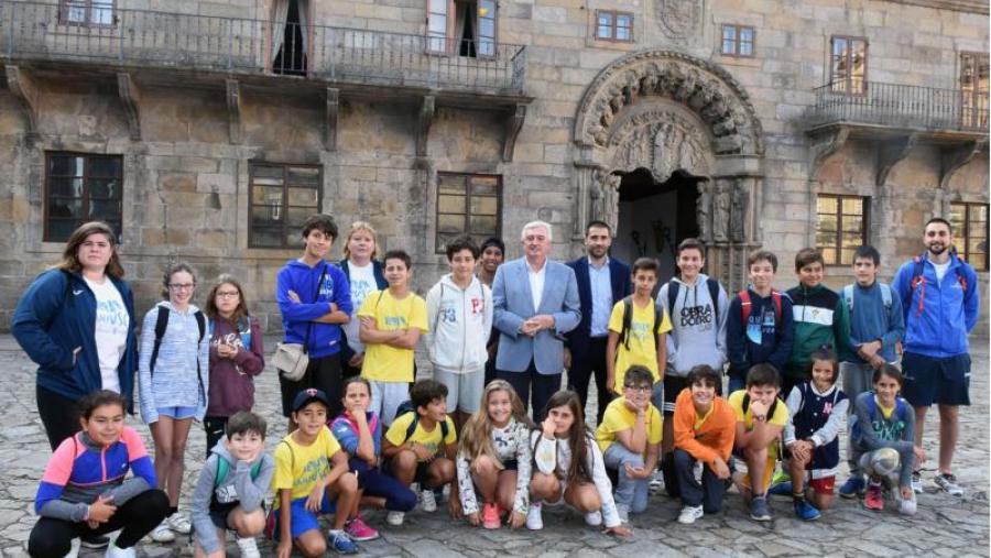 O reitor xunto a monitores de Verán CampUSC e o grupo de rapaces e rapazas, momentos antes da xuntanza. Foto: Santi Alvite