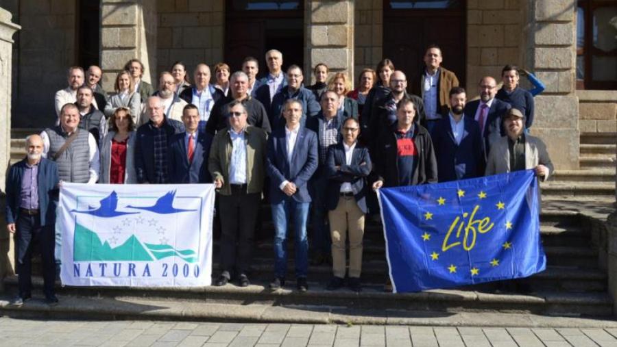 Socios promotores, participantes e colaboradores do proxecto Life Fluvial, diante do consistorio de Ribadeo