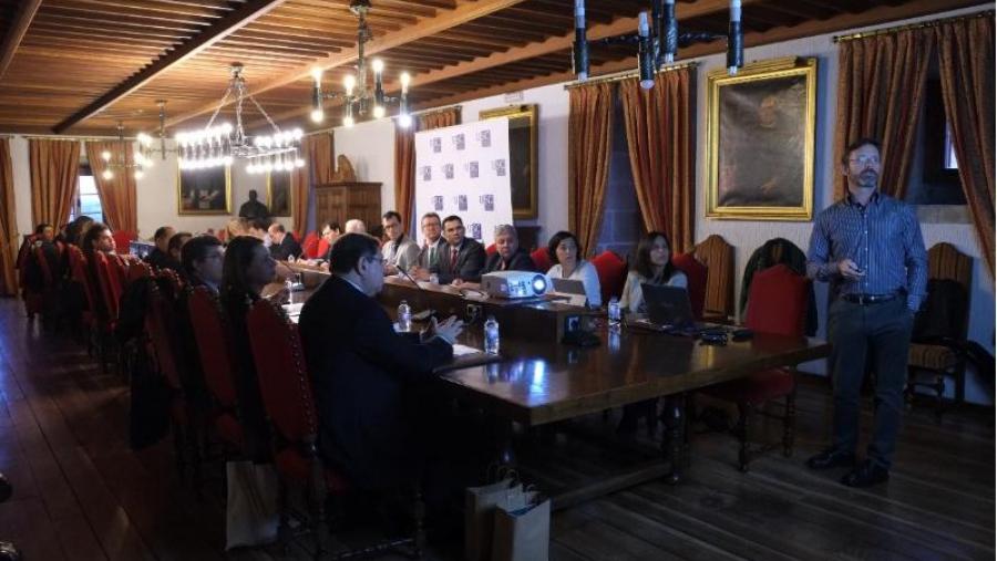 O profesor da USC Francisco Omil presentoulle a agrupación estratéxica CRETUS á delegación (Foto: SERVIMAV)