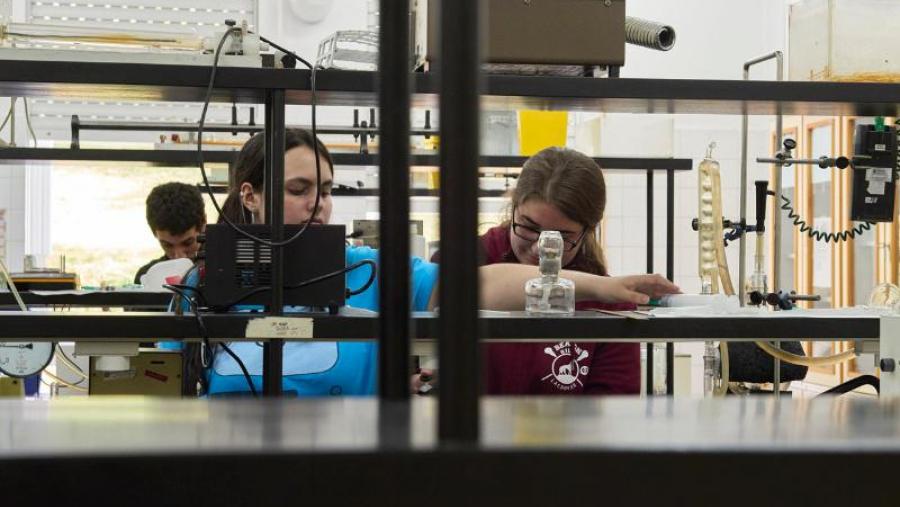 Alumnado en clases do grao en Física