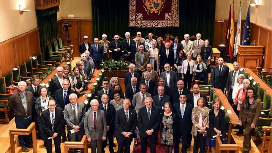 Ao acto de imposición acudiu unha numerosa representación do compañeiros e compañeiras homenaxeados. Foto: Santi Alvite