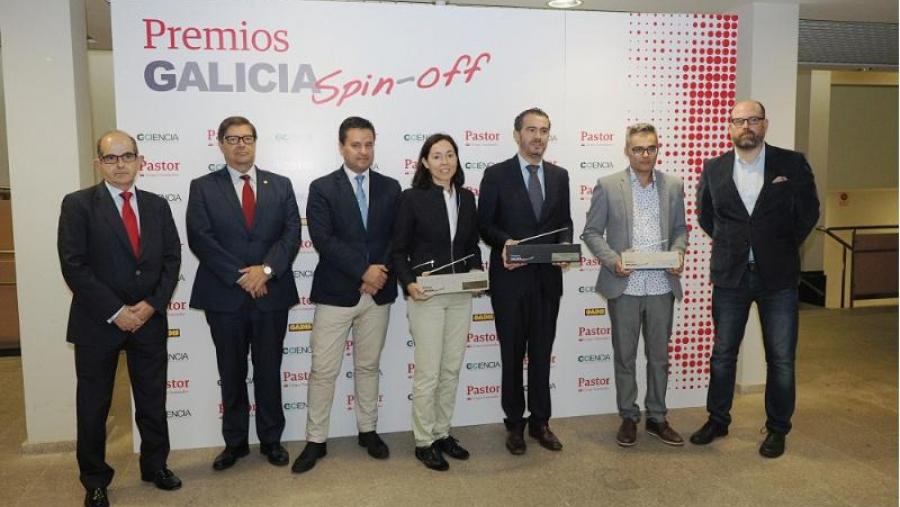 Os/as premiados xuntos coas autoridades que asistiron ao acto en Feuga. Foto: GCiencia