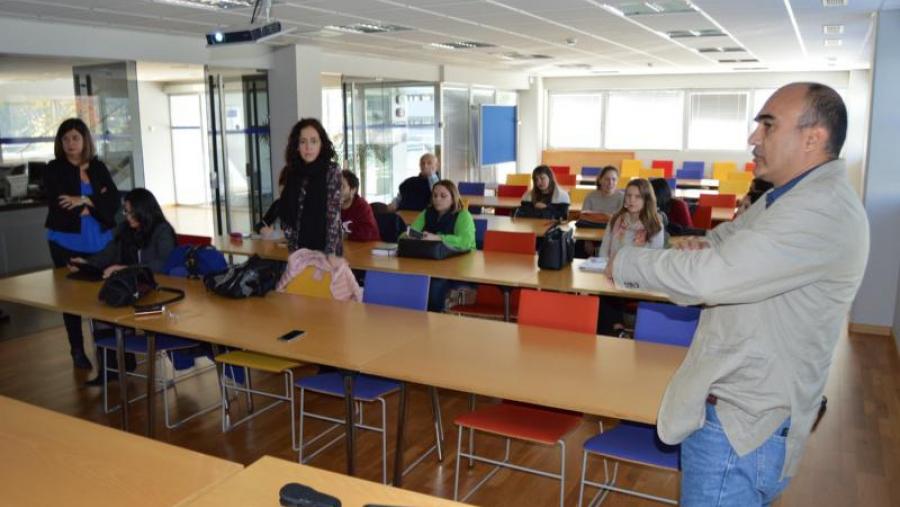 Ordóñez Santos, na súa intervención ante estudantes e docentes da USC no edifcio Cactus