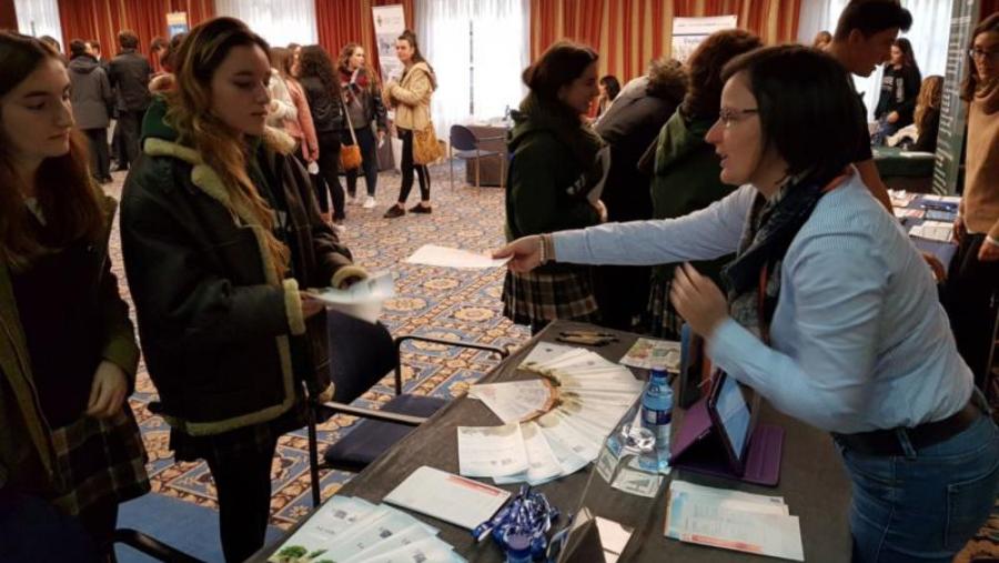 Estudantes preuniversitarios, no expositor do Campus Terra da USC