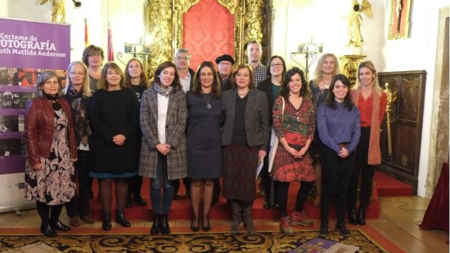 Foto de grupo das autoridades coas persoas premiadas nos diferentes certames. Foto: Servimav-USC
