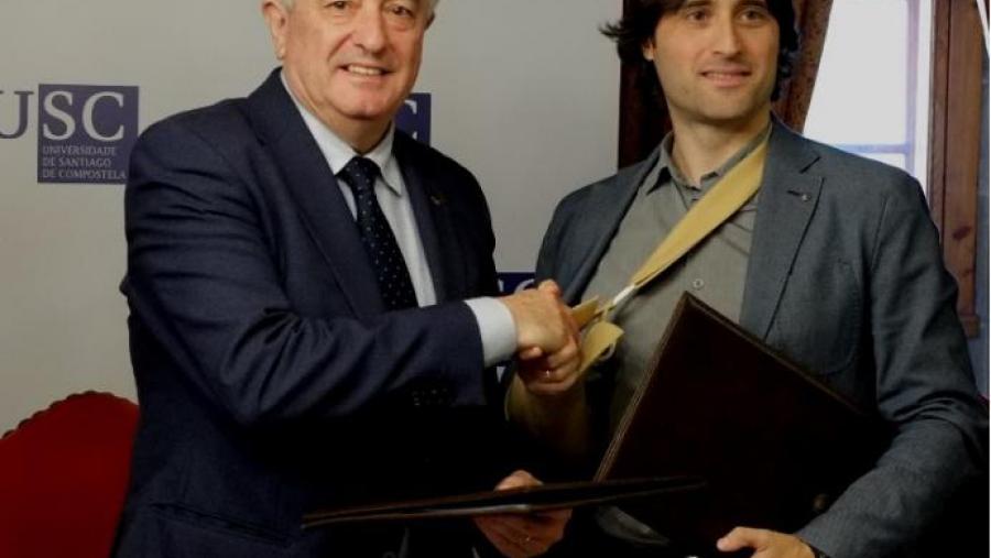 Juan Viaño e Luís Pérez saúdanse logo da sinatura protocolaria do acordo. Foto: Servimav-USC