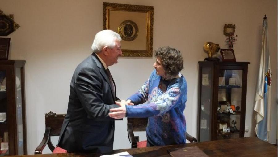 O reitor Juan Viaño e a deputación provincial Goretti Sanmartín, logo da sinatura protocolaria do acordo. Foto: Servimav-USC