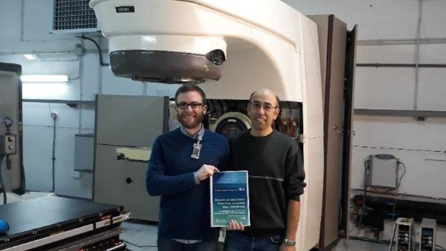 Diego-Miguel González e Faustino Gómez, nas instalacións do Laboratorio de Radiofísica da USC