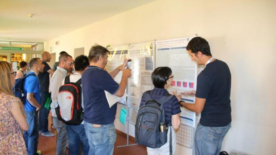 Jose Ameijeiras Alonso (á dereita da imaxe) no momento de presentar o póster