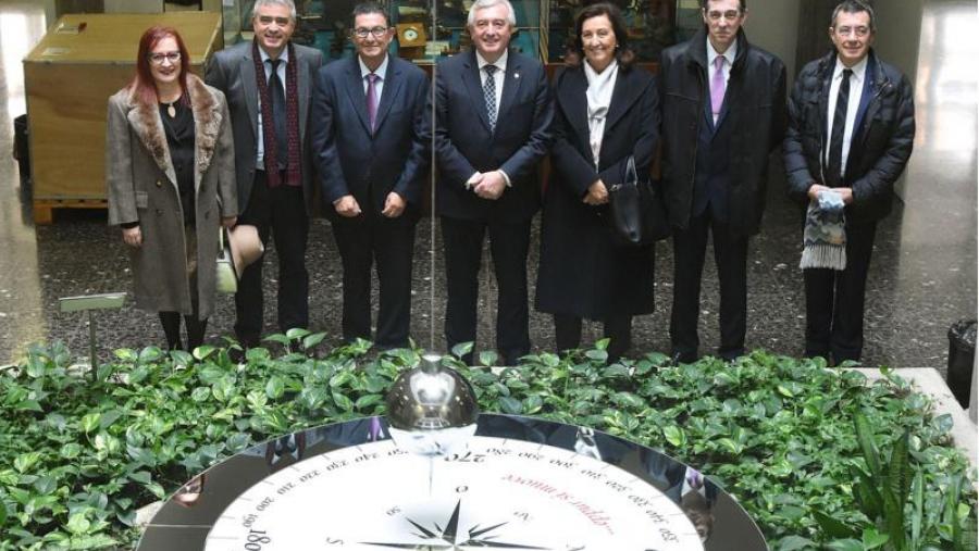 O reitor, xuntos cos decanos e decanas e o profesor José Rivas. Foto: Santi Alvite