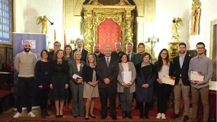 Representantes das propostas premiadas xunto coas autoridades participantes no acto de entrega. Foto: Servimav-USC