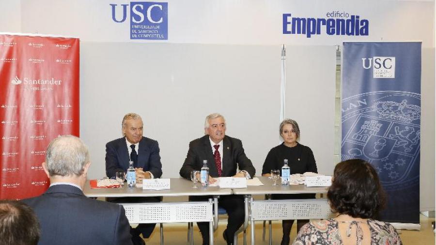 O reitor, no centro, xunto con Rodrigo Echenique e Isabel Rodríguez-Moldes. Foto: José M. Salgado