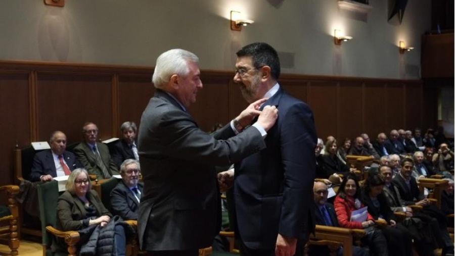 O reitor impúxolle a insignia de ouro ao profesor Gestal. Foto: Servimav-USC