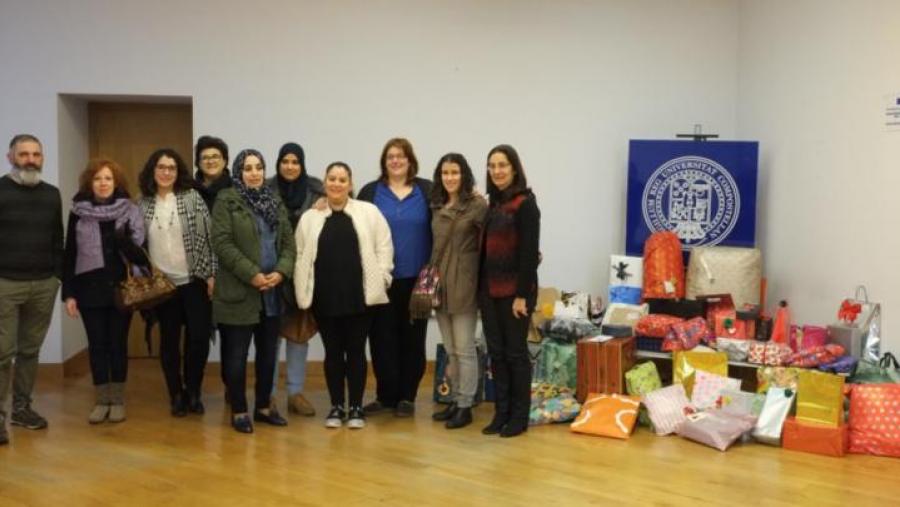 Foto de grupo de nais, madriñas e persoal da USC e da Asociación CentinELAS. Foto: Servimav USC