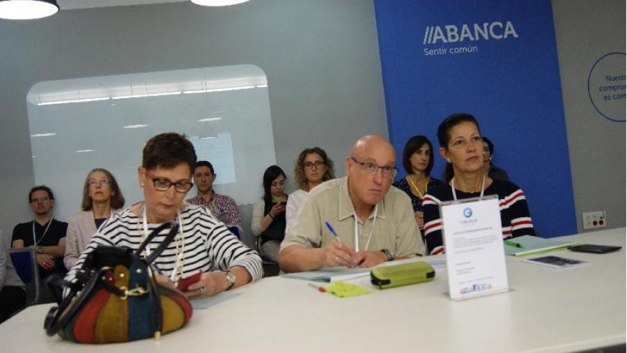 Os docentes da USC (en primeira fila) Teresa Fanego, Ignacio Palacios e Paloma Núñez Pertejo, nunha actividade organizada en colaboración coas outras universidades galegas