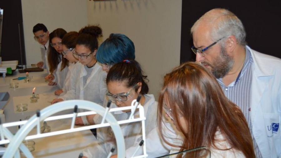 Traballo nun laboratorio da Facultade de Ciencias