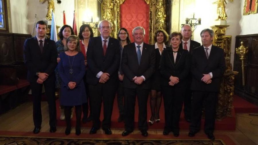 O reitor e o novo decano xuntos cos seus respectivos equipos de dirección. Foto: Servimav-USC