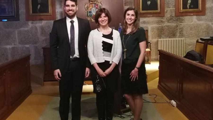 De esquerda a dereita, Victor Quintas, Inmaculada Tomás e a investigadora Isabel Prada