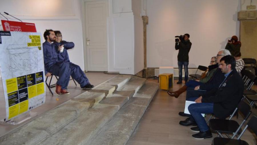 Actores da compañía USC-Lugo, na presentación do XXIV Festival de Teatro Universitario